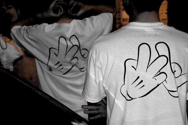 handsigntee3homis02