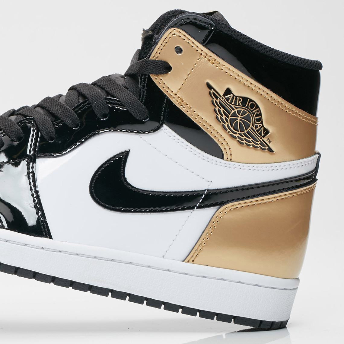 Time To Make Use Of Your 'Ang-Pow' On The Air Jordan 1 'Gold Toe' - MASSES