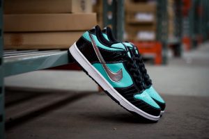 gold box nike sb