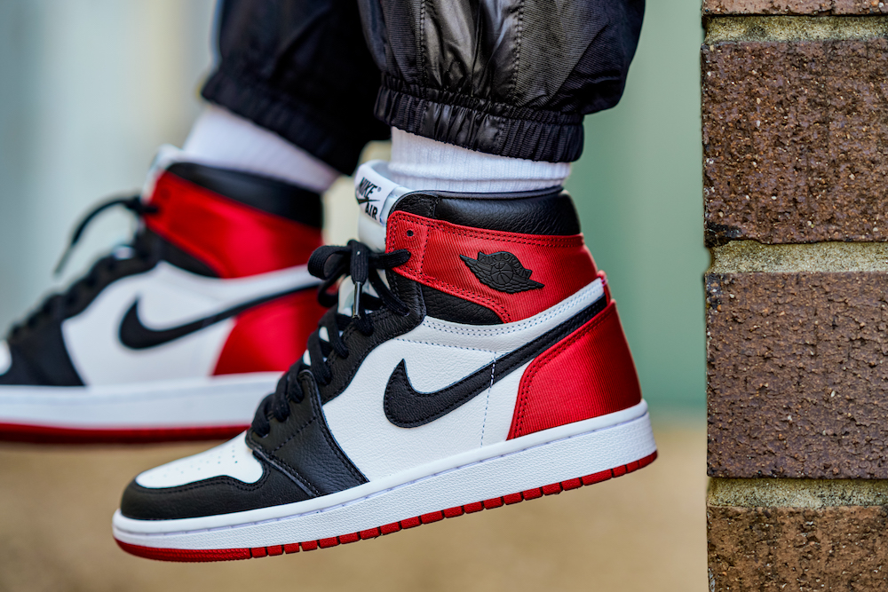 nike jordan 1 satin black toe