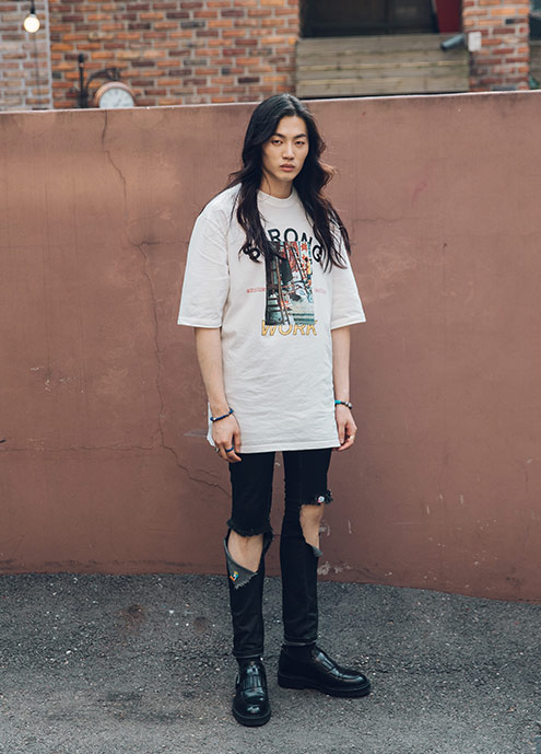 7 Ways To Style An Oversized T-Shirt - MASSES