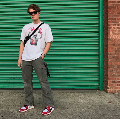 7 Ways To Style An Oversized T-Shirt - MASSES